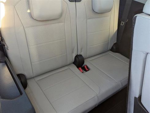 Used 2021 Volkswagen Tiguan SE image 19