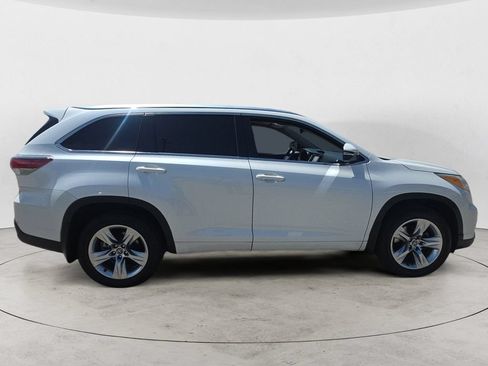 Used 2016 Toyota Highlander Limited w/ Driver Technology Package AWD/4WD image 4
