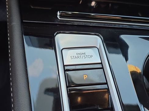 Used 2025 Volkswagen Atlas Cross Sport SE image 27