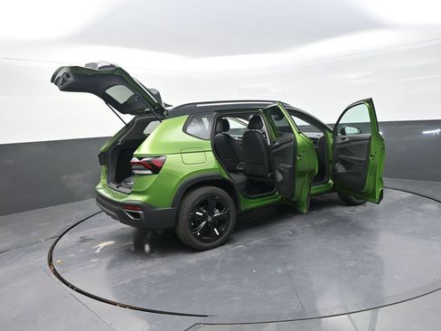 New 2026 Volkswagen Taos SE image 32