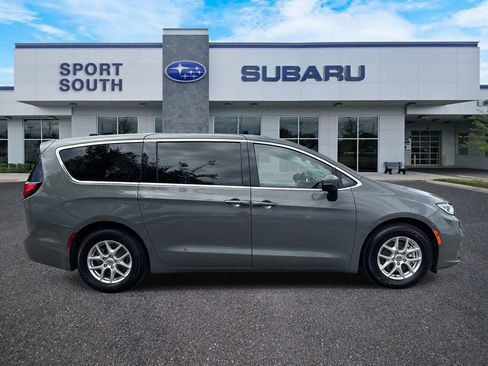 Used 2023 Chrysler Pacifica Touring-L FWD image 2