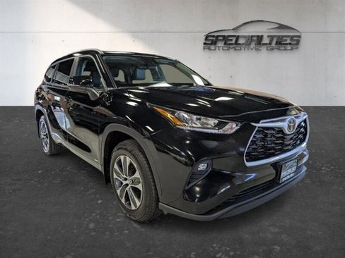 Used 2025 Toyota Highlander XLE AWD/4WD image 1