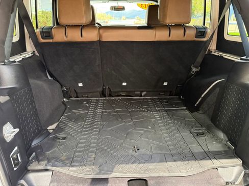 Used 2015 Jeep Wrangler Unlimited Rubicon w/ Connectivity Group AWD/4WD image 15