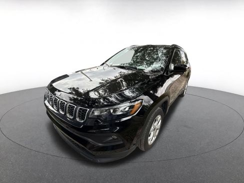 Used 2025 Jeep Compass Latitude AWD/4WD image 3