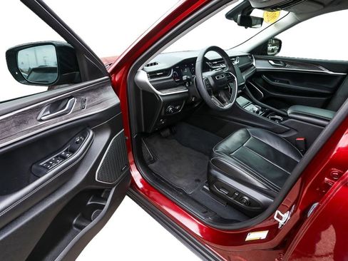 Used 2023 Jeep Grand Cherokee Limited w/ Luxury Tech Group II image 11