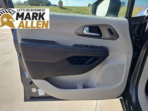 Used 2023 Chrysler Pacifica Touring-L FWD image 21
