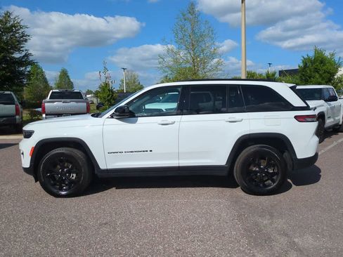 Used 2025 Jeep Grand Cherokee Altitude image 3