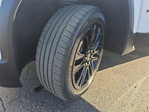 Certified 2023 GMC Acadia SLE w/ Driver Convenience Package image 32