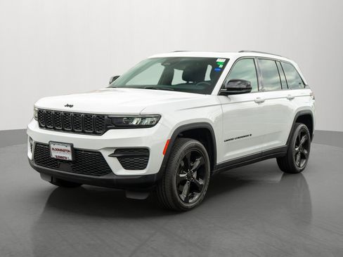 Used 2024 Jeep Grand Cherokee Altitude AWD/4WD image 3