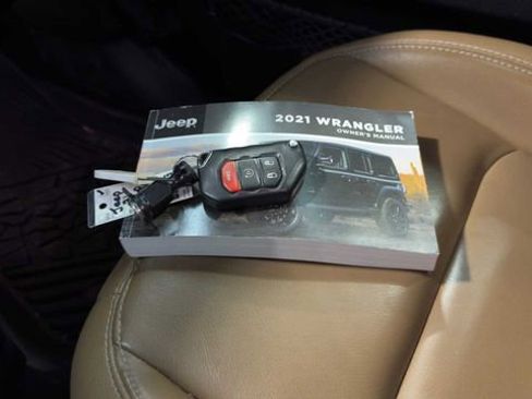 Used 2021 Jeep Wrangler Unlimited Rubicon AWD/4WD image 32