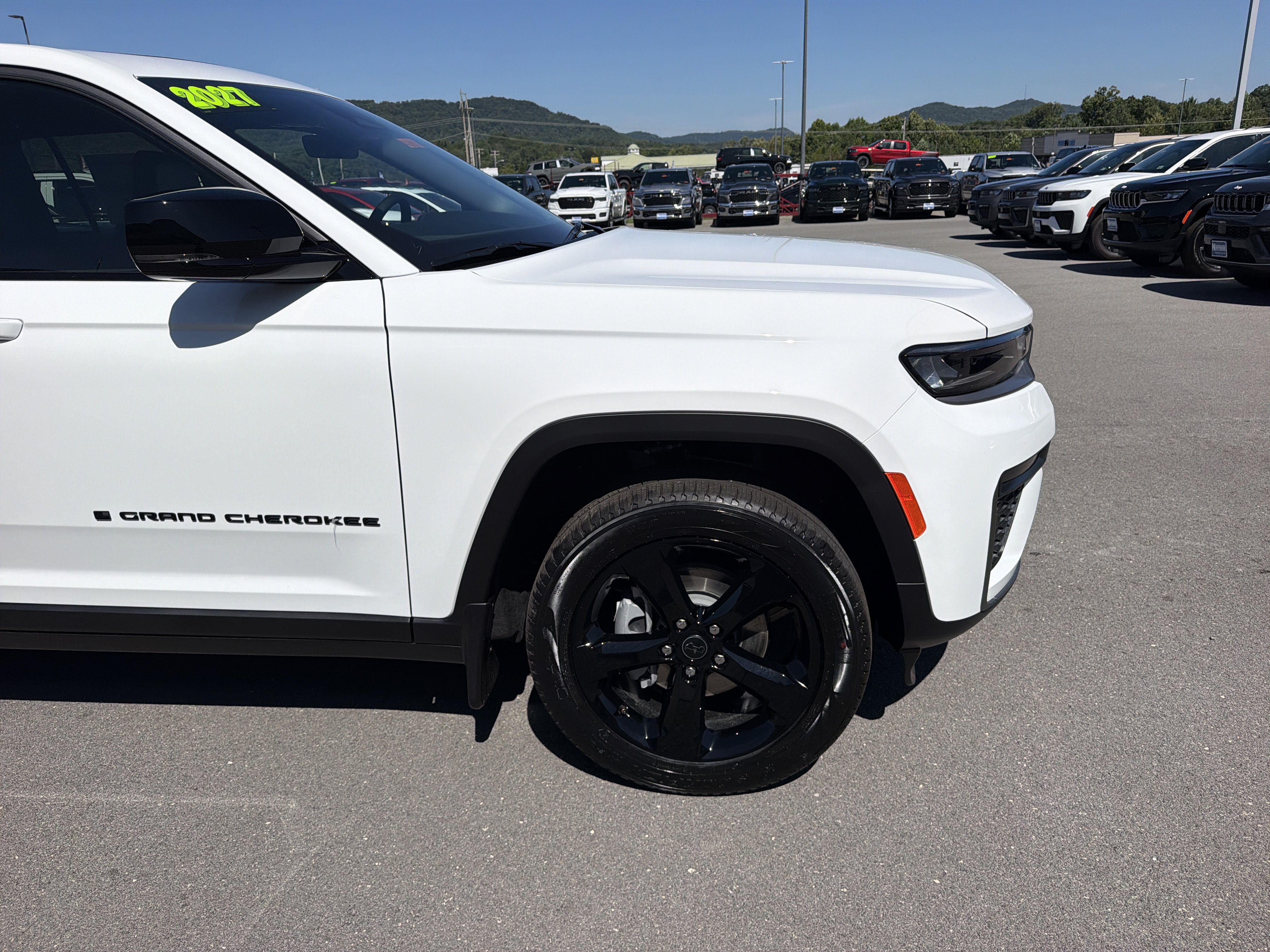 New 2027 Jeep Grand Cherokee Limited w/ Limited Altitude Package AWD/4WD image 4