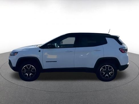 Used 2025 Jeep Compass Trailhawk image 9