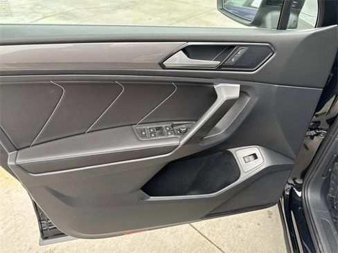 Certified 2022 Volkswagen Tiguan SE w/ Panoramic Sunroof Package image 10