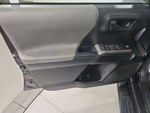 Used 2017 Toyota Tacoma SR5 w/ Tow Package AWD/4WD image 11