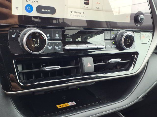 Used 2024 Toyota Highlander XLE AWD/4WD image 14