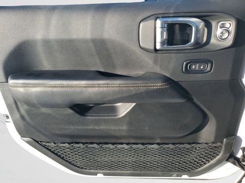 Used 2025 Jeep Wrangler Unlimited Sahara AWD/4WD image 19