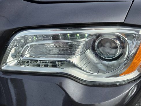 Used 2018 Chrysler 300 S image 9