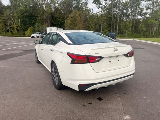 Used 2025 Nissan Altima 2.5 SV FWD image 13