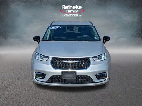 Used 2024 Chrysler Pacifica Touring-L image 2