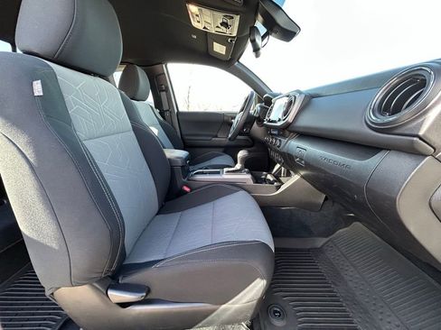 Used 2022 Toyota Tacoma TRD Off-Road image 32