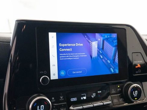 Used 2023 Toyota Highlander LE FWD image 4