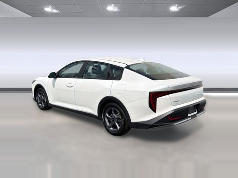 Used 2025 Kia K4 LXS FWD image 3