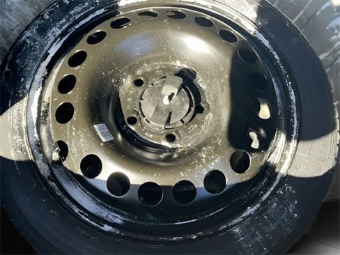 Used 2025 Chevrolet Trax LS w/ LS Convenience Package image 8