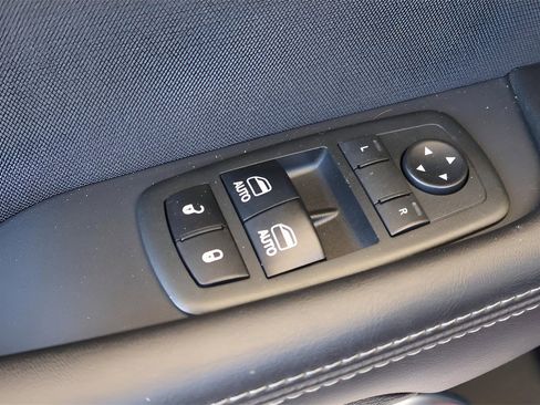 Used 2019 Dodge Challenger SXT image 9