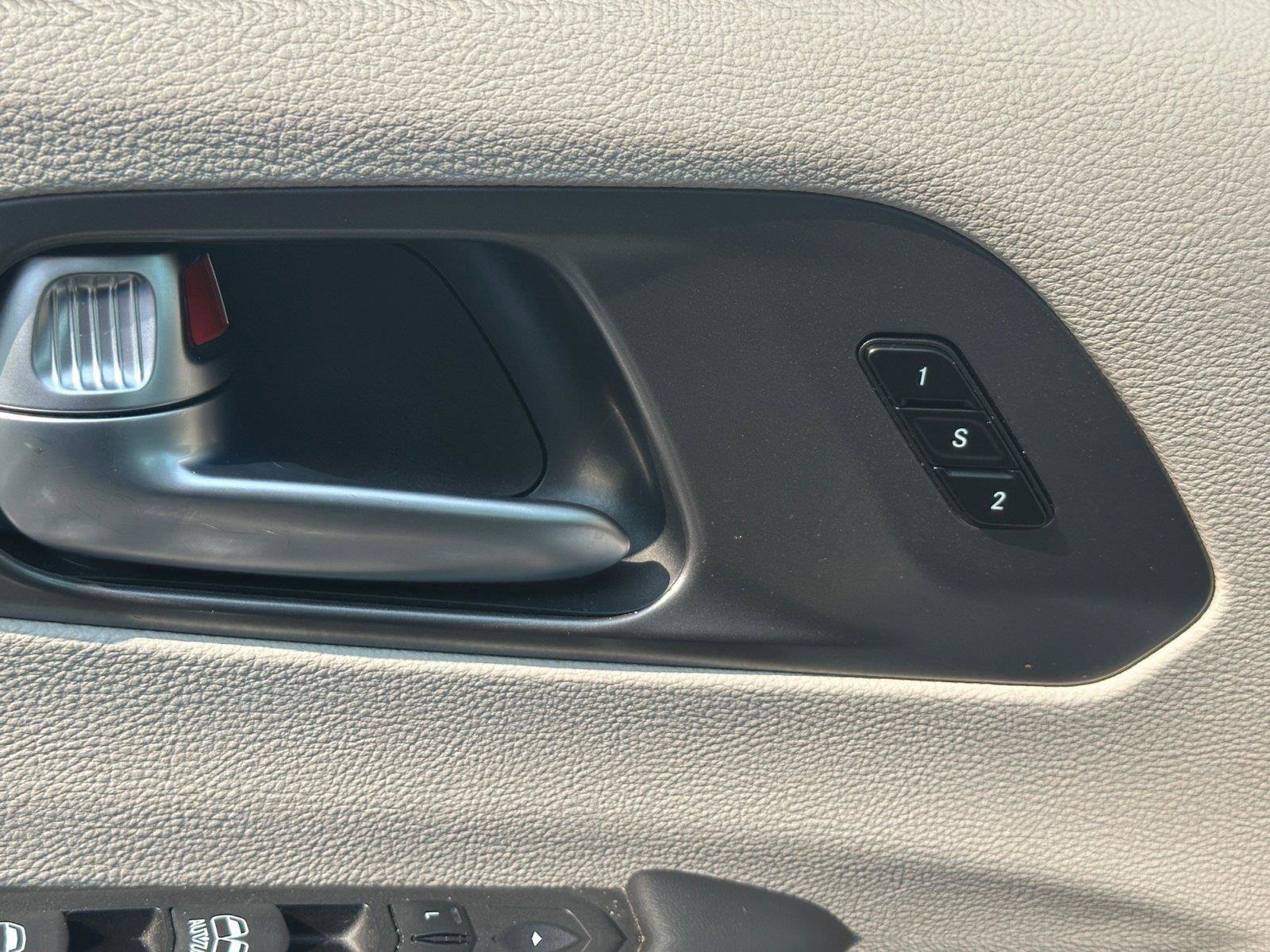Used 2023 Chrysler Pacifica Touring-L FWD image 15