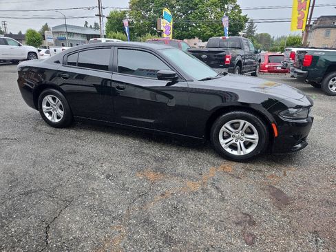 Used 2019 Dodge Charger SXT RWD image 2