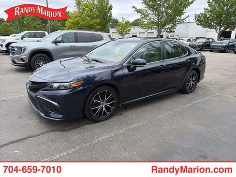 Used 2022 Toyota Camry SE FWD image 1