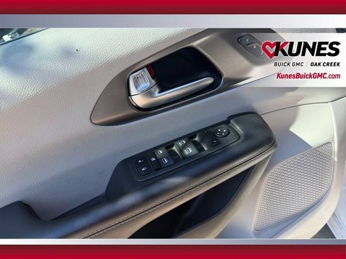 Used 2023 Chrysler Pacifica Touring-L FWD image 18