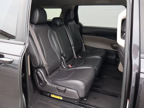Used 2025 Kia Carnival FWD image 7