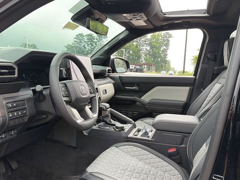 Used 2025 Toyota Tacoma Limited AWD/4WD image 4