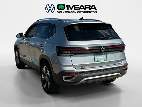 Used 2025 Volkswagen Taos SE w/ Panoramic Sunroof Package AWD/4WD image 3