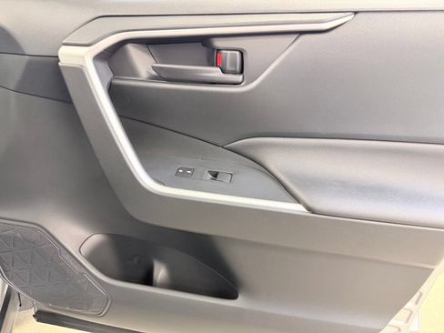 Used 2019 Toyota RAV4 LE w/ Carpet Mat Package AWD/4WD image 31