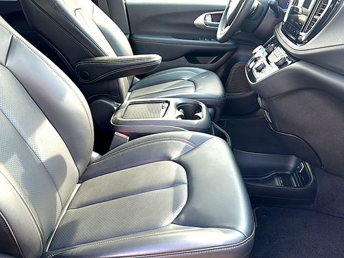 Used 2023 Chrysler Pacifica Touring-L w/ S Appearance Package image 24