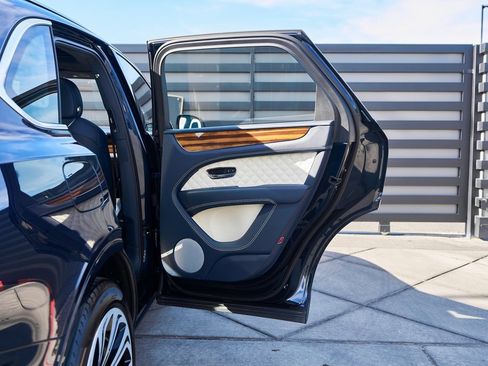 Used 2021 Bentley Bentayga image 23