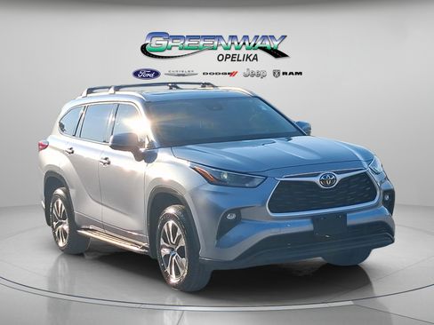 Used 2022 Toyota Highlander XLE AWD/4WD image 6