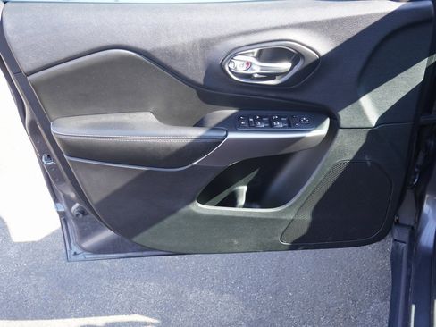 Used 2019 Jeep Cherokee Latitude Plus w/ Comfort/Convenience Group image 11