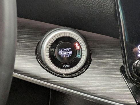 Certified 2024 Jeep Wagoneer Series II w/ Flexible Seating Group image 21