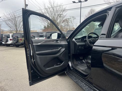 Used 2025 Jeep Grand Cherokee Limited w/ Luxury Tech Group II image 15