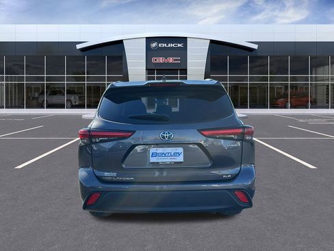 Used 2022 Toyota Highlander XLE AWD/4WD image 4