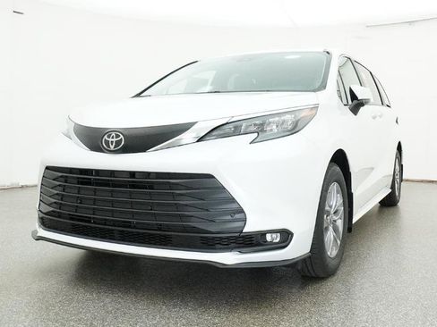 New 2026 Toyota Sienna XLE FWD image 8