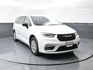 New 2026 Chrysler Pacifica Select video 1