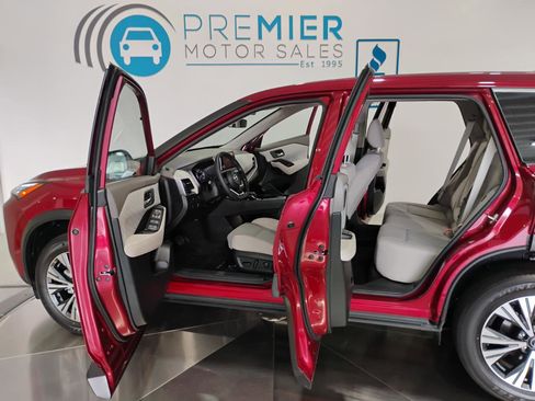 Used 2023 Nissan Rogue SV FWD image 7