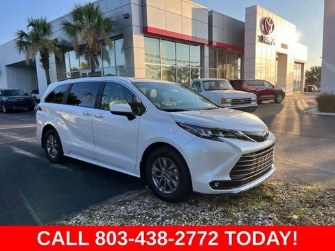 Used 2025 Toyota Sienna XLE FWD image 1
