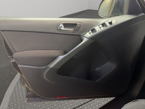 Used 2009 Volkswagen Tiguan SE image 17