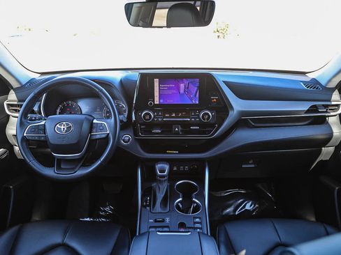 Used 2023 Toyota Highlander XLE image 12