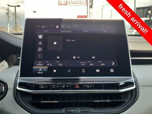 Certified 2025 Jeep Compass Limited image 31